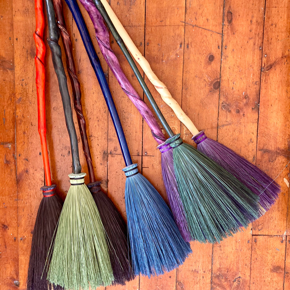 ILOVEFANCYDRESS Witches Broomstick – 43 Inch, Halloween Fancy Dress Prop