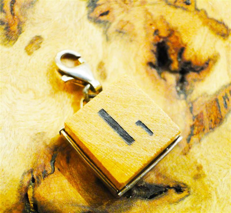 Scrabble Charm "I"
